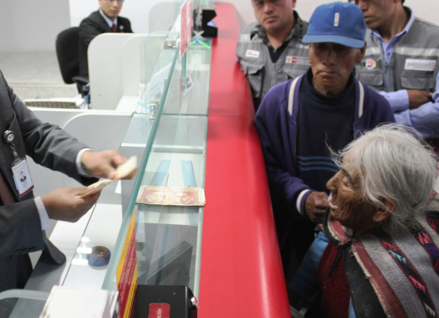 Filomena Taipe Mendoza, la mujer más longeva del Perú, de 116 años de edad, cobró por primera los 250 nuevos soles que le corresponden como beneficiaria del programa  Pensión 65. Foto: ANDINA/Difusión.
