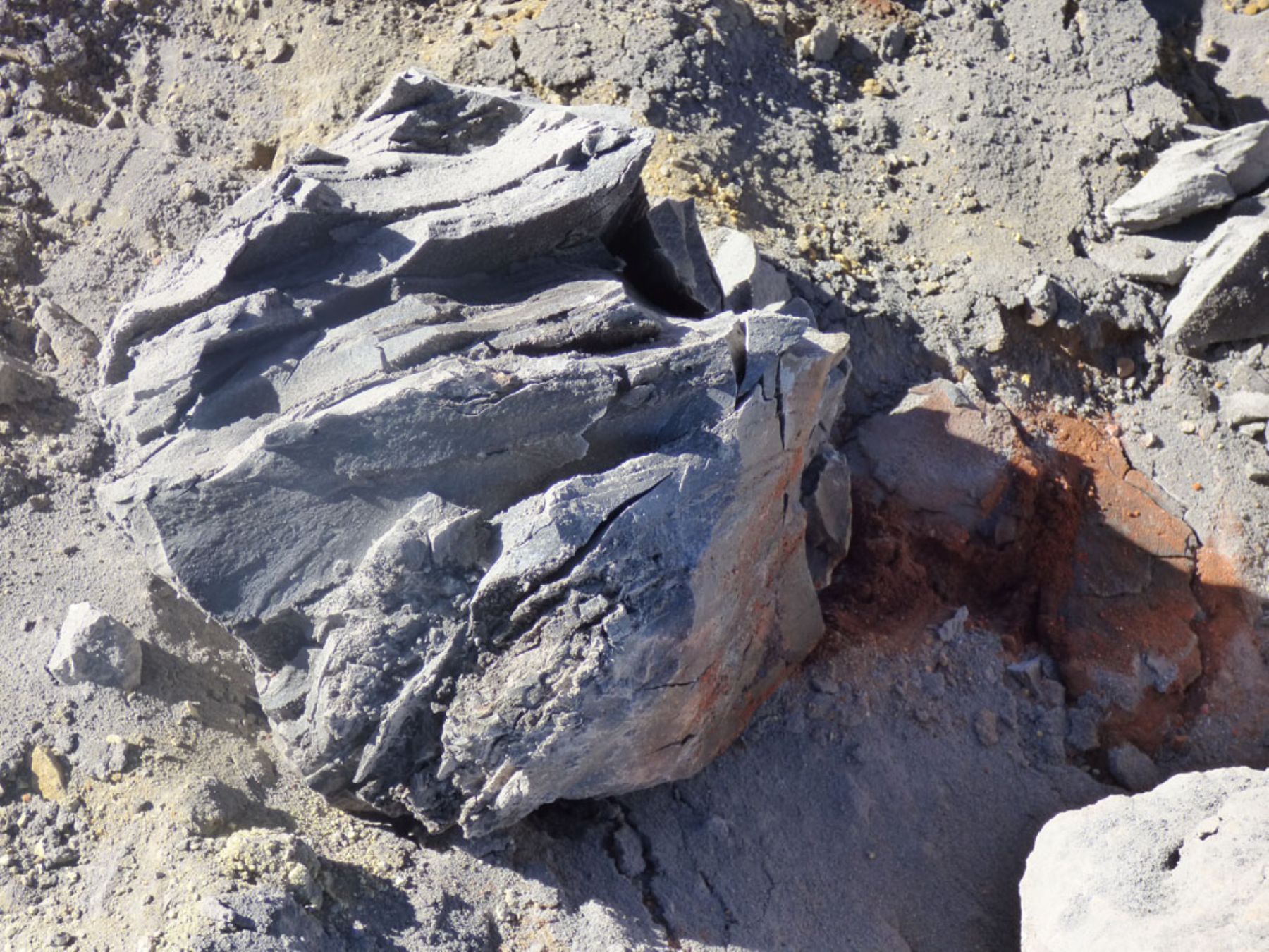 Volcán Ubinas lanza rocas de lava fundida.