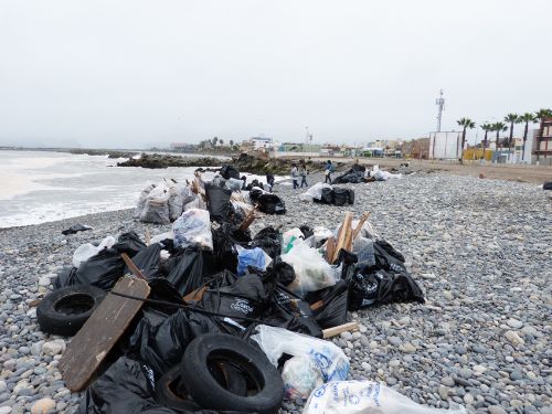 Residuos vertidos al mar de Magdalena y San Miguel afectan también a Miraflores y el Callao