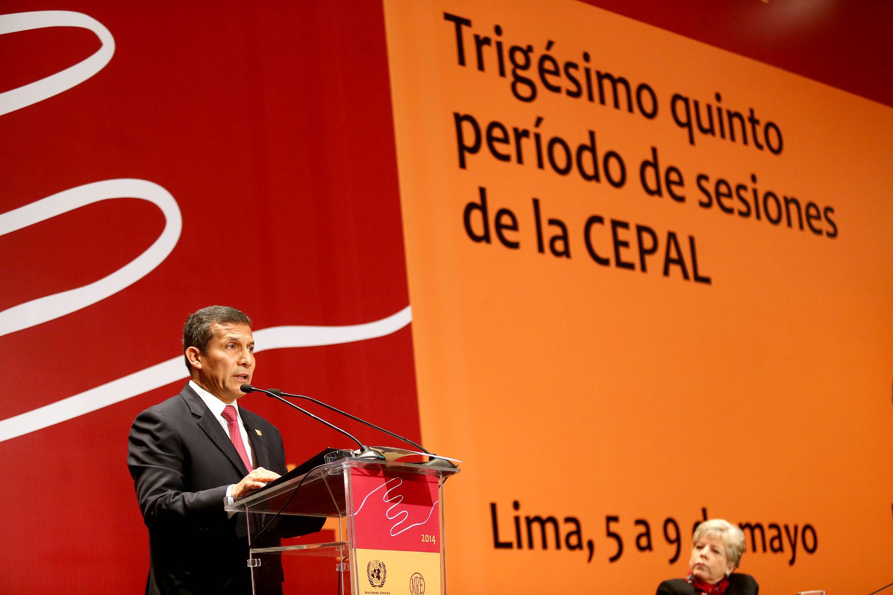 LIMA,PERU MAYO 06. Presidente de la República, Ollanta Humala Tasso, inauguró el “Trigésimo Quinto Periodo de Sesiones de la Comisión Económica para América Latina y el Caribe (CEPAL)” que se realiza en Lima..
Foto: ANDINA/Prensa Presidencia
