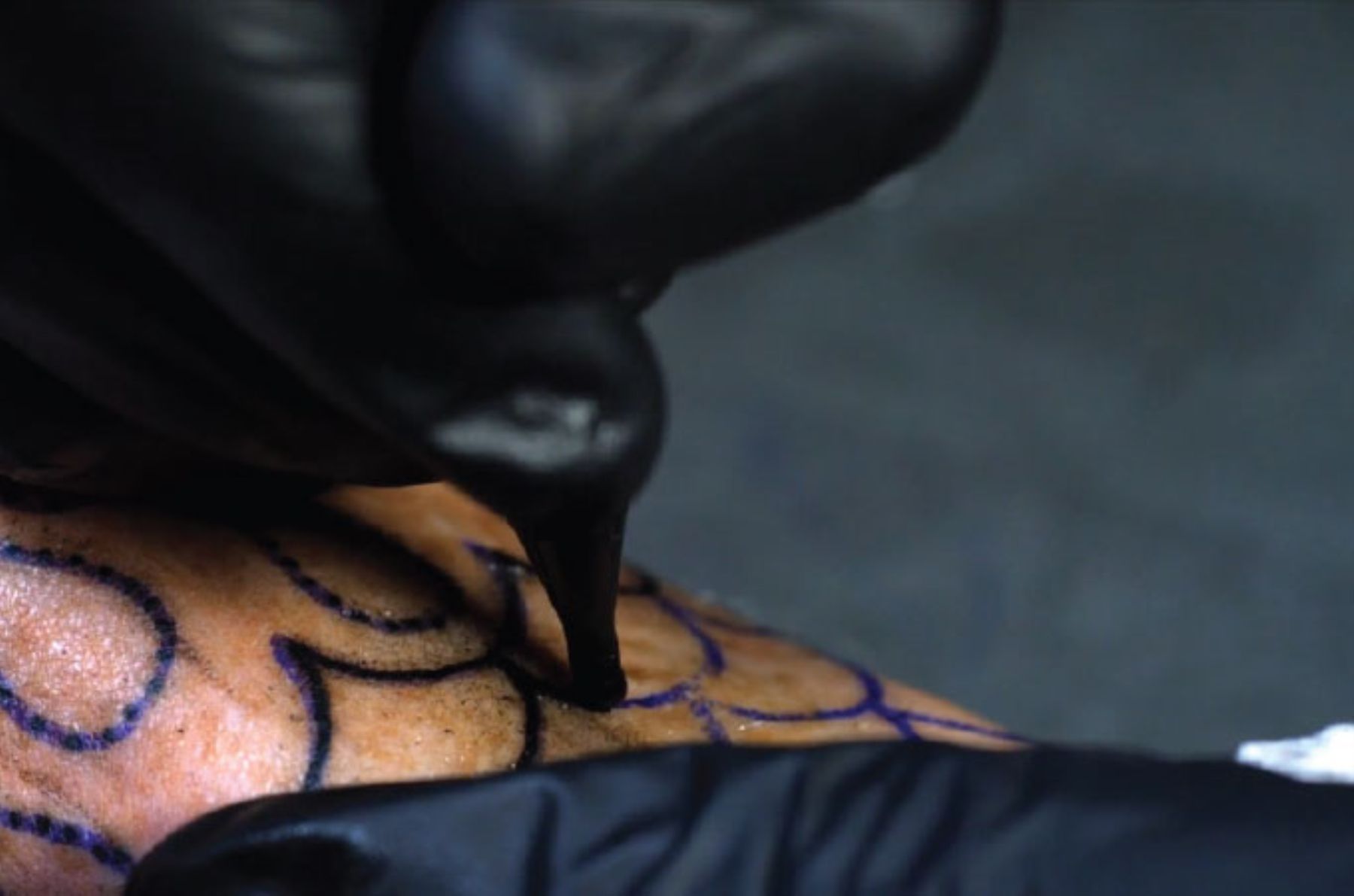 ¿Tatuaje o piercing? Hacerlo en un lugar inseguro eleva riesgo de hepatitis o VIH