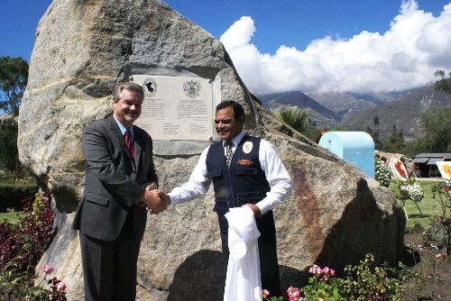 El jefe del Indeci, Alfredo Murgueytio Espinoza y el embajador de la Federación de Rusia en el Perú, Nicolay Sofinskiy, inauguran placa en Yungay recordando a rusos que murieron al traer ayuda a damnificados en Áncash. Foto: ANDINA/Difusión.