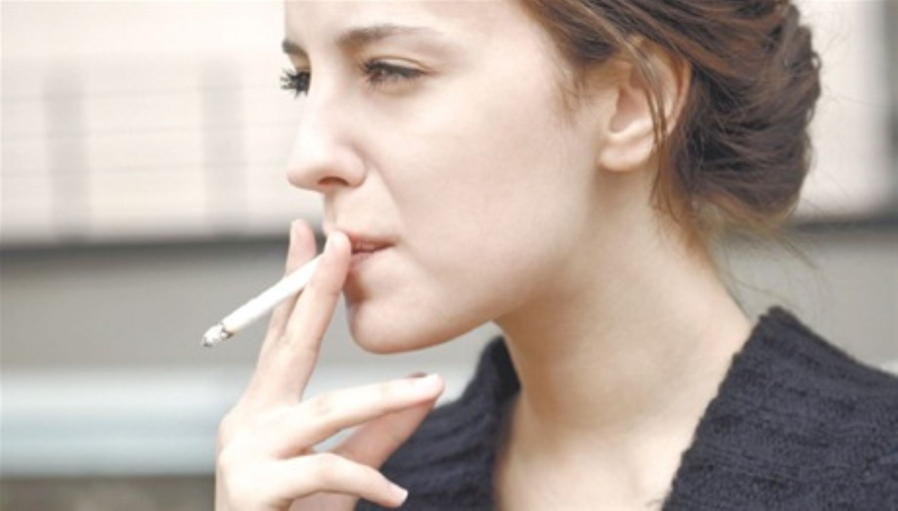 Сон курящий человек. Скарлетт Йоханссон заядлая курильщица. Некурящие знаменитости. Курящие спортсменки.