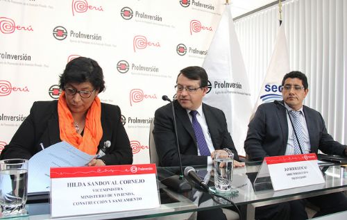 Firma del contrato del proyecto de desalinización de agua de mar.