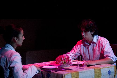 Actor y dramaturgo Franco Iza en una escena de su obra "Disidencias".