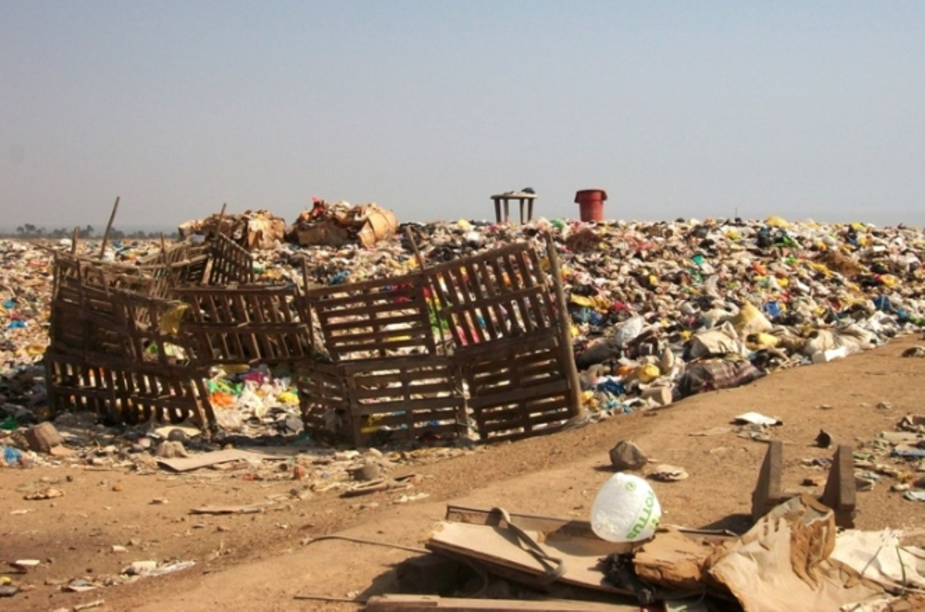 Denuncian a la Municipalidad Provincial de Chincha por las cientos de tonelada de basura que se acumulan en botadero.