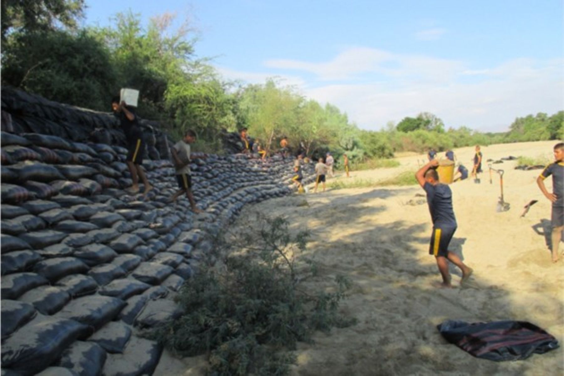 Miembros del Ejército del Perú participaron en los trabajos de reforzamiento de la ribera del río La Leche para evitar daños en Santuario de Pómac.