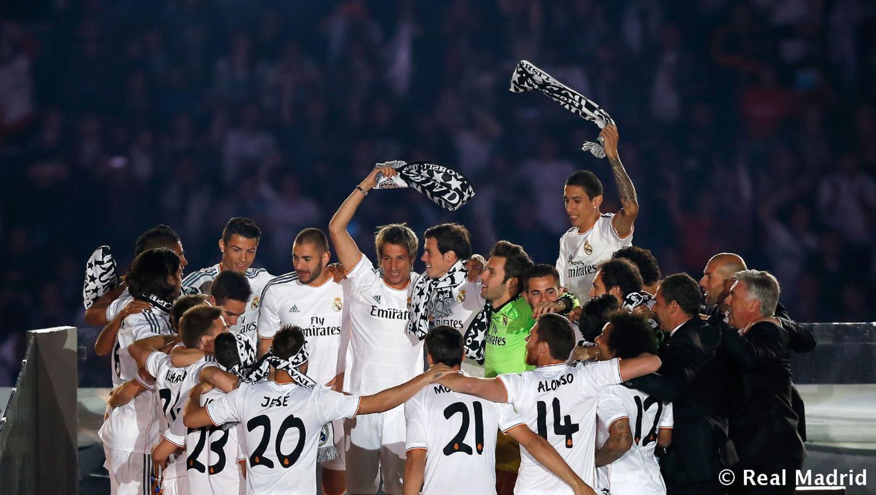 La afición abarrotó el estadio del Santiago Bernabeu