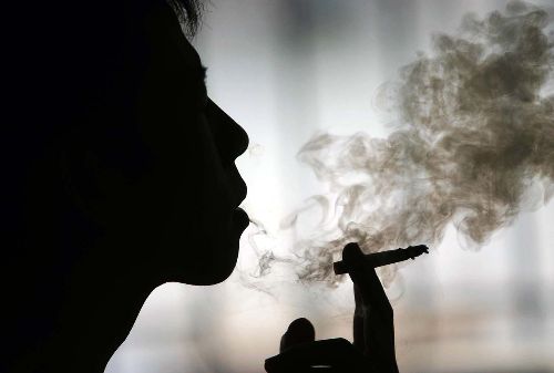 Francia aplica nuevas medidas para enfrentar el consumo de cigarrillos en áreas con niños.