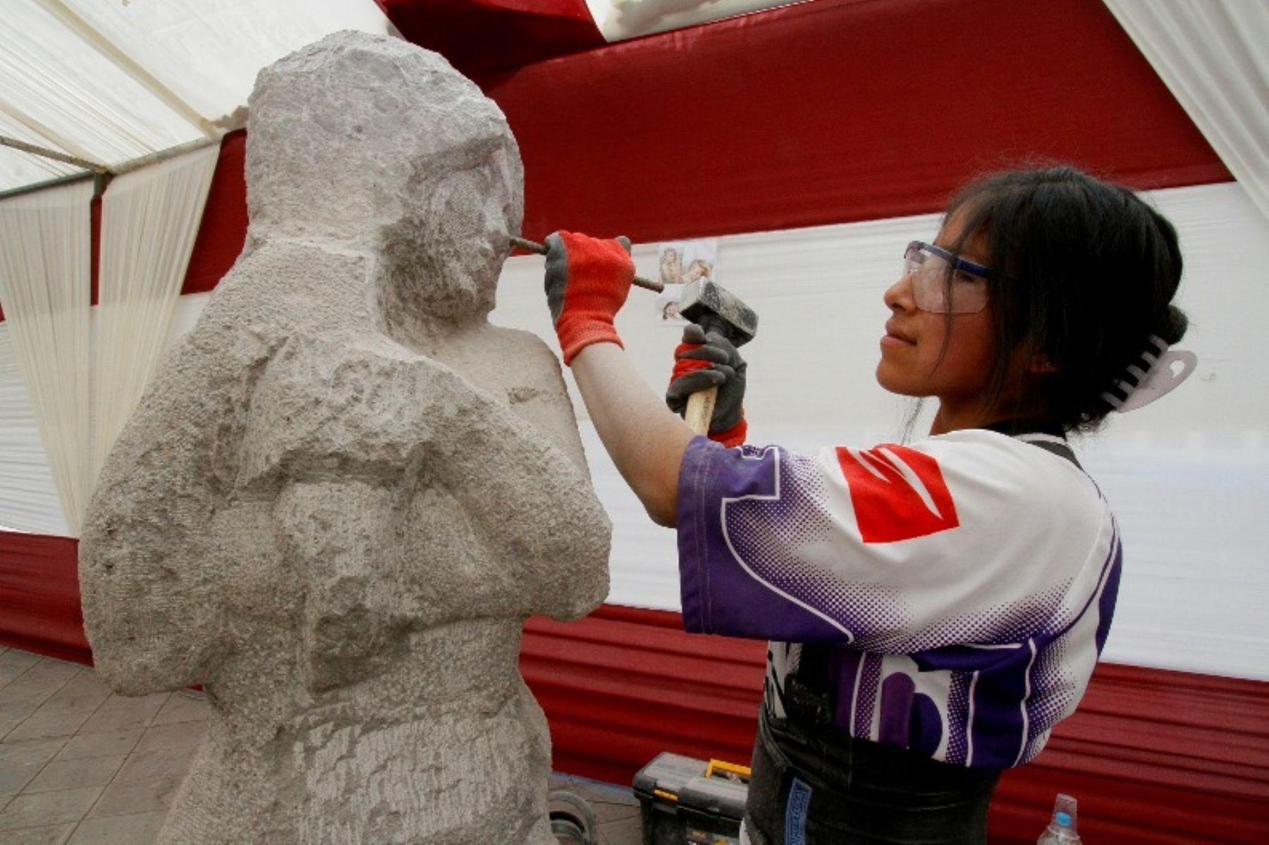 Jimena Medina Astete es una de las artistas cusqueñas que participa en el concurso de escultura que se realiza en Cusco.