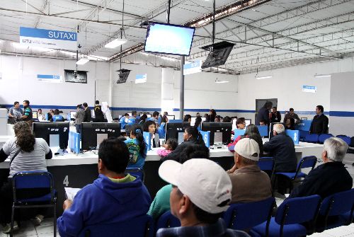 Largas colas para realizar trámites ANDINA