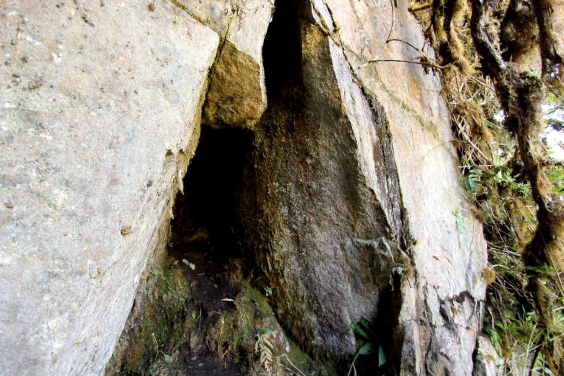 Parte del Camino Inca descubierto recientemente atraviesa un túnel excavado por los arquitectos incas.