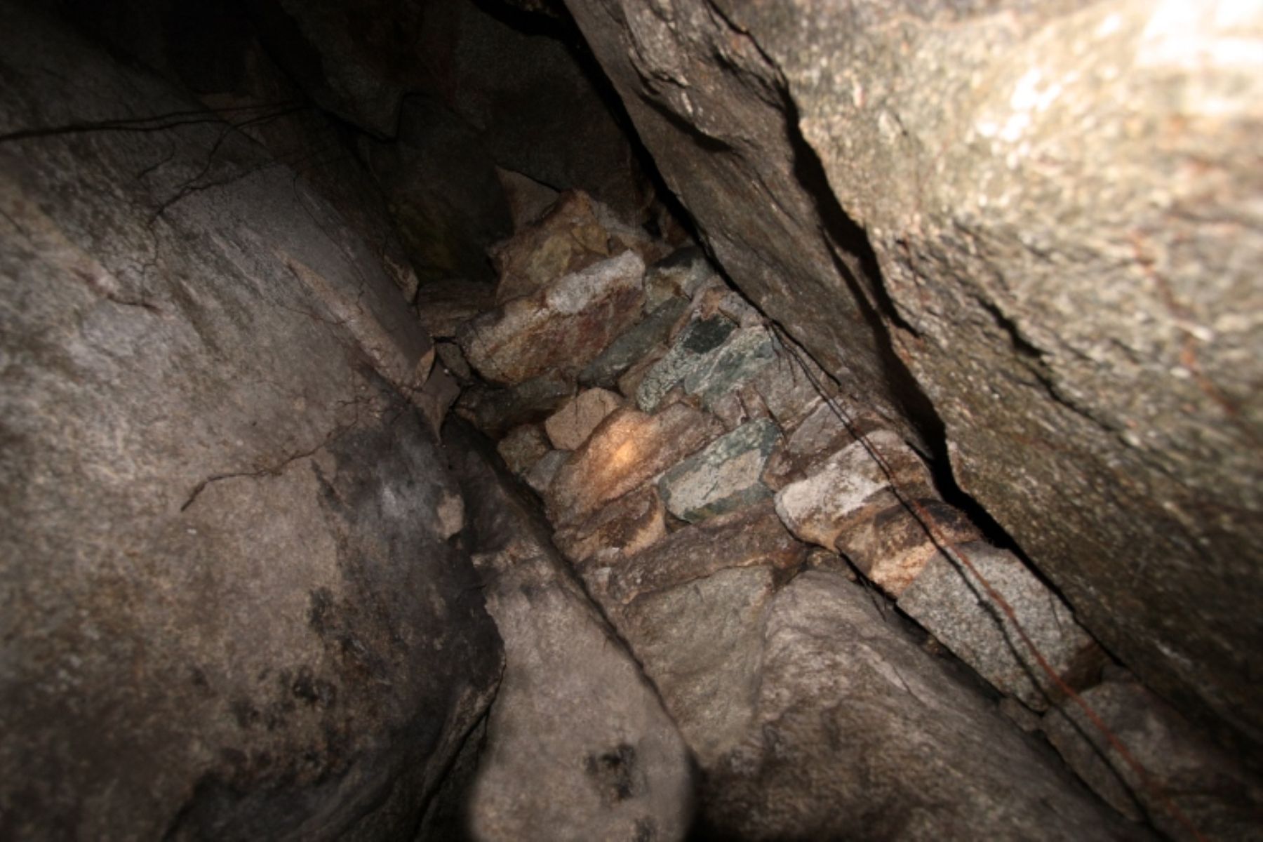 Parte del Camino Inca descubierto recientemente atraviesa un túnel excavado por los arquitectos incas.