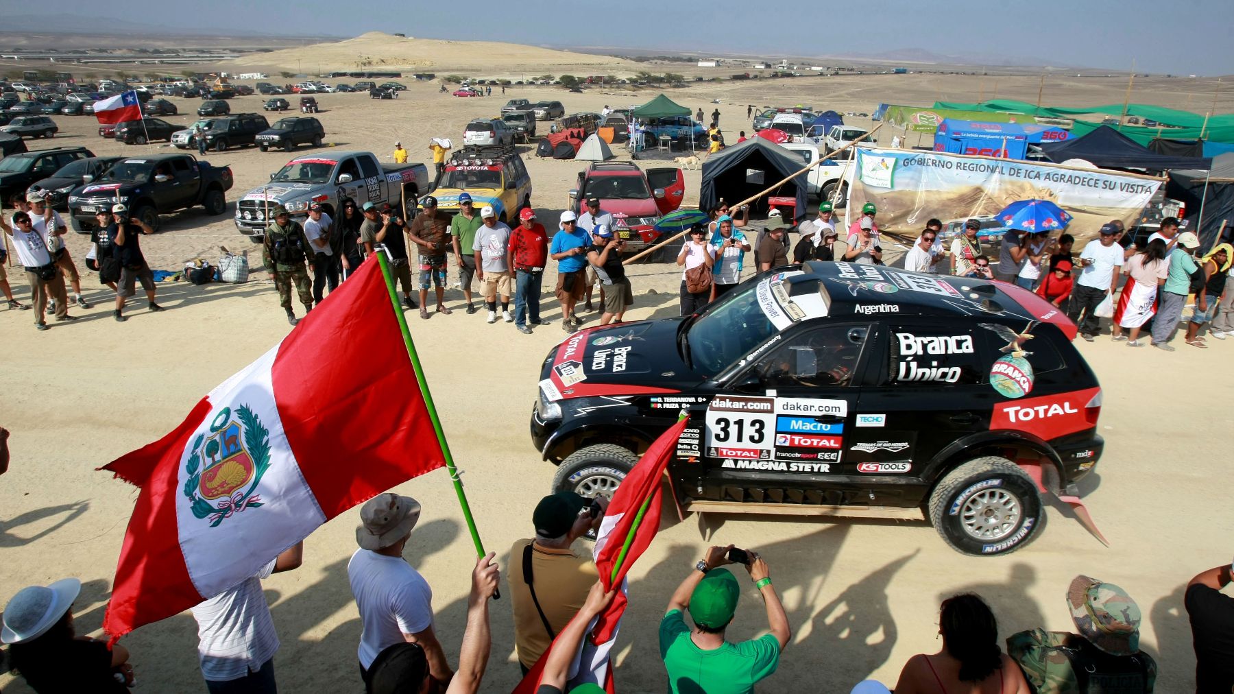 Fiesta de los fierros. Miles de personas se desplazaron a los desiertos del sur para ver el paso de los bólidos que llegaron con el campeonato Dakar.