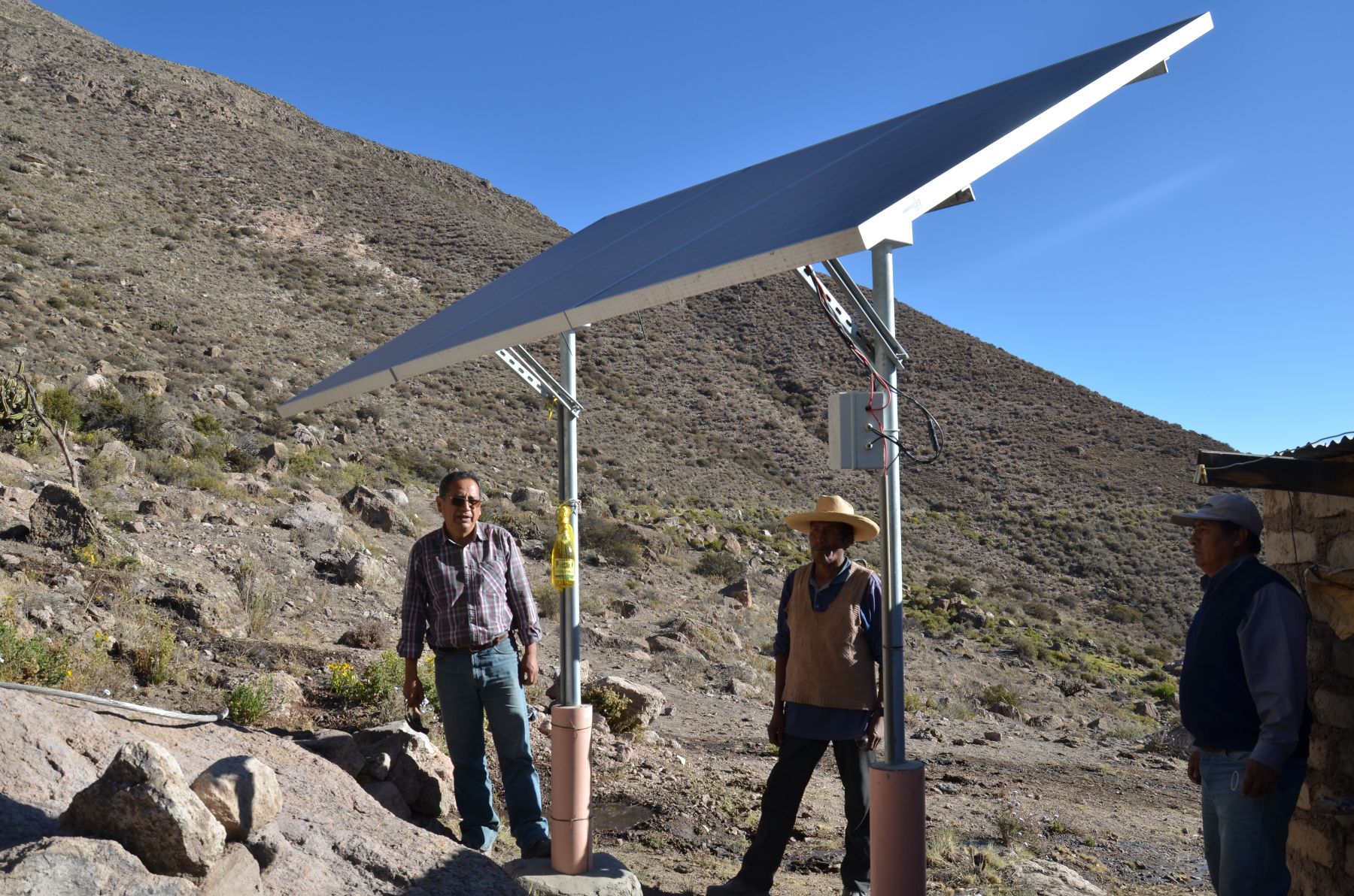 Inauguran electrificación rural con energía fotovoltaica en Moquegua.