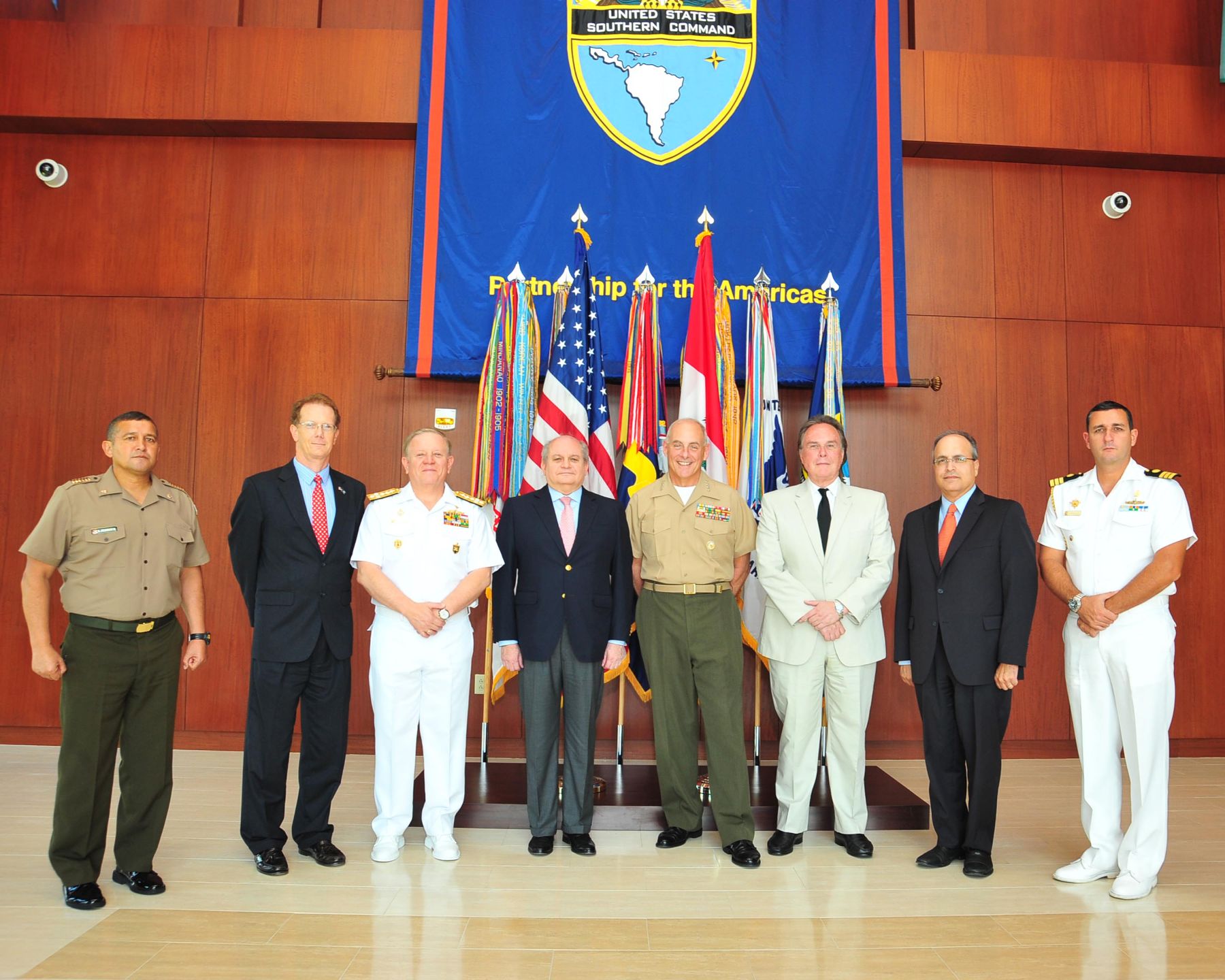 El ministro de Defensa, Pedro Cateriano, y el Jefe del Comando Sur de Estados Unidos, general John Kelly. Difusión