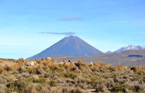El monitoreo visual de los volcanes permite identificar la coloración, frecuencia y volumen de las fumarolas, cambios en la morfología del volcán y la eventual expulsión de partículas sólidas como ceniza. ANDINA/Difusión