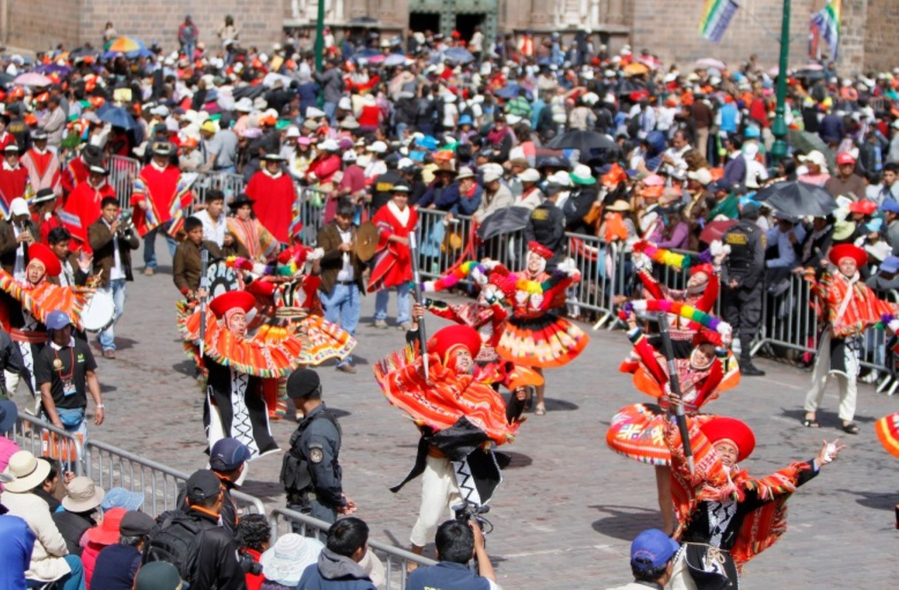 Cusqueños y turistas disfrutaron del tradicional desfile cívico por el mes jubilar del Cusco.