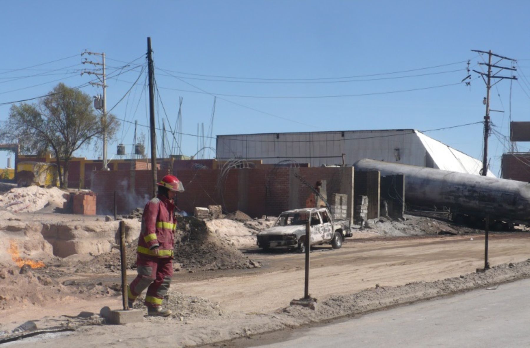 Las autoridades de Arequipa investigan las causas del incendio de un camión cisterna que transportaba GLP.