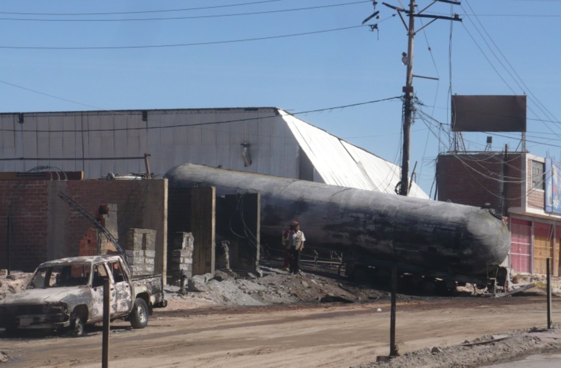 Las autoridades de Arequipa investigan las causas del incendio de un camión cisterna que transportaba GLP.