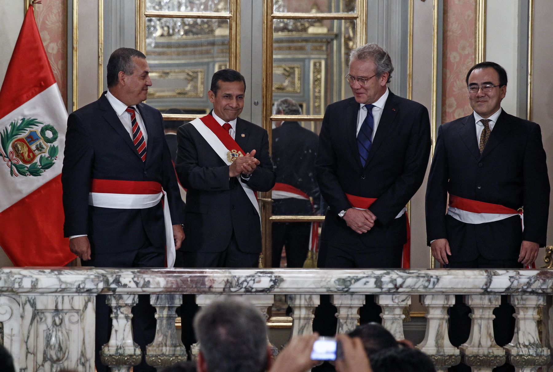 Peruvian President HUmala and newly appointed ministers at the Governmment Palace in Lima, Peru. Photo:ANDINA/Juan Carlos Guzman