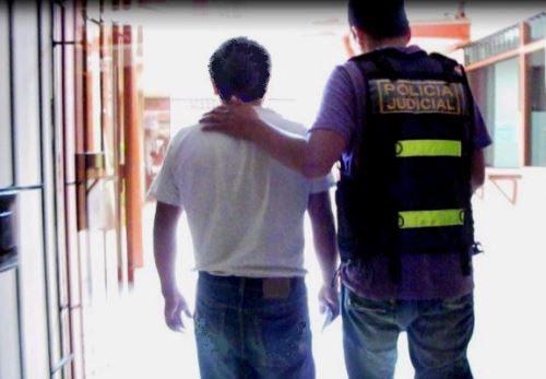 Un exdirector y profesor de colegio purgará 10 años de prisión por tocamientos indebidos a una alumna (13), en el 2017, en la provincia piurana de Talara. Esta pena se aplicó a solicitud de la Fiscalía Provincial Mixta Corporativa de Máncora.ANDINA/Difusión