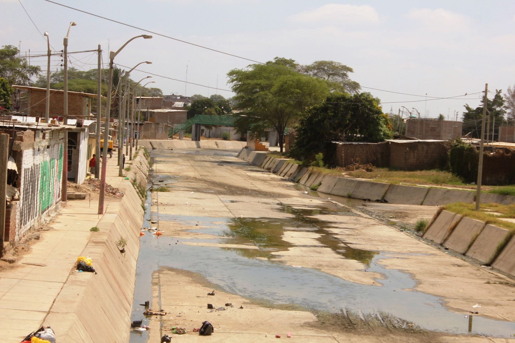 Gestionan atención médica para pobladores de Sullana por contaminación de Canal Vía. Foto: ANDINA