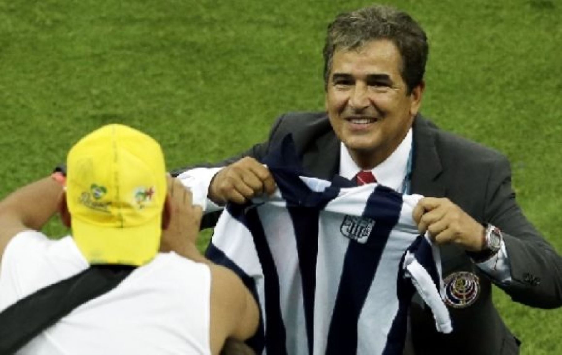 Jorge Luis Pinto head coach holding a t-shirt of Alianza Lima, a Lima-based football club. Photo: Internet.