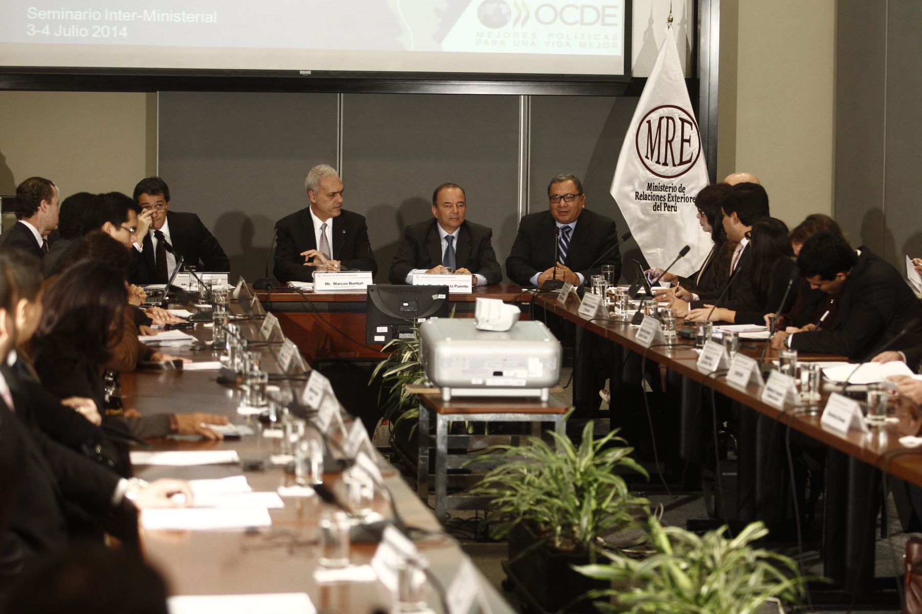LIMA, PERÚ - JULIO 04. El Jefe del Ceplan, Carlos Anderson, toma la palabra durante el seminario a nivel de Ministros de Estado y Jefes de Instituciones vinculadas al "Programa País" de la organización para la Cooperación y Desarrollo Económicos. Foto: ANDINA/Juan Carlos Guzmán Negrini.