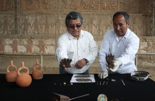Los arqueólogos Santiago Uceda y Ricardo Morales presentaron el resultado de sus trabajos en la huaca de la Luna.