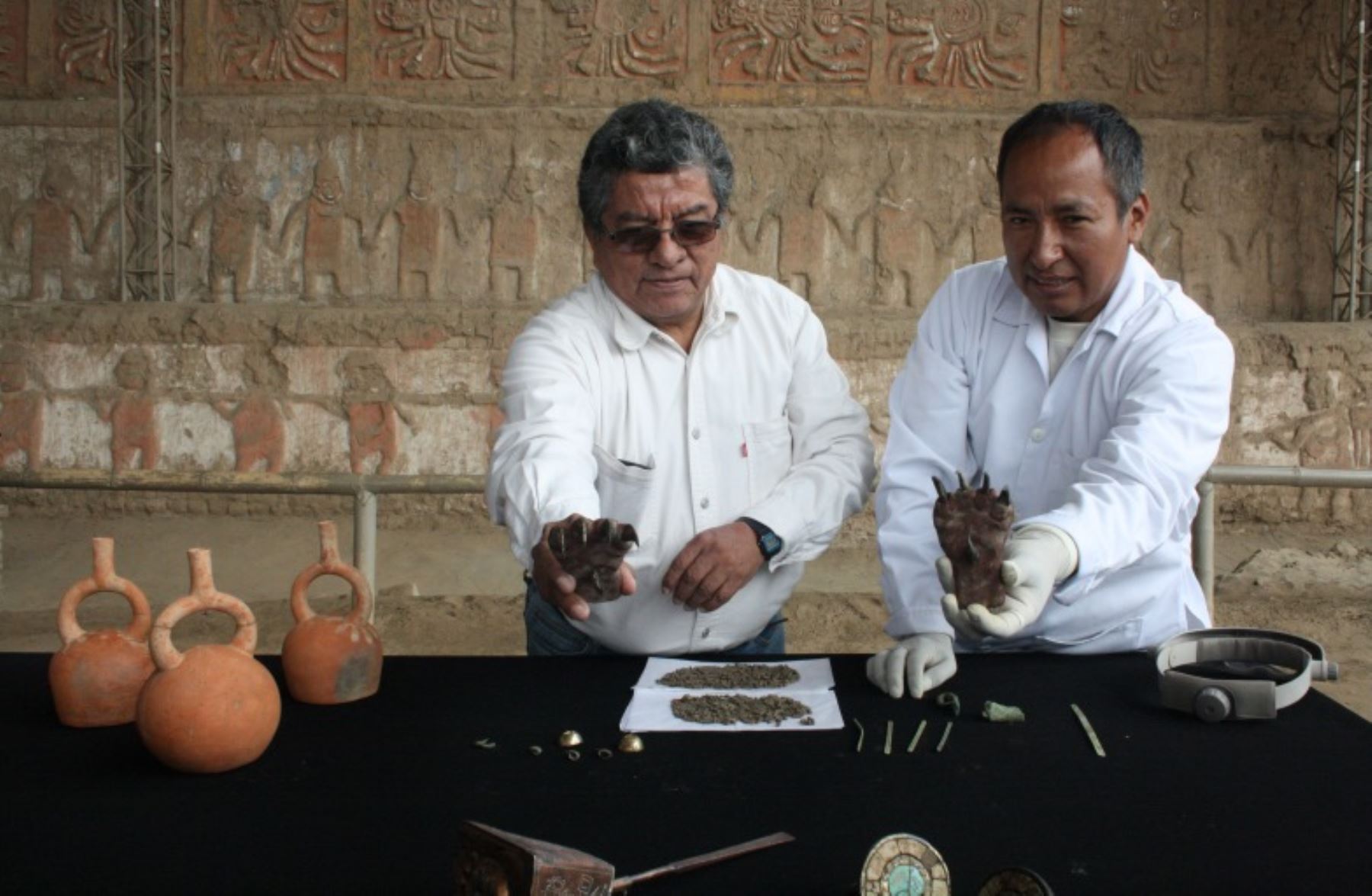 Los arqueólogos Santiago Uceda y Ricardo Morales presentaron el resultado de sus trabajos en la huaca de la Luna.