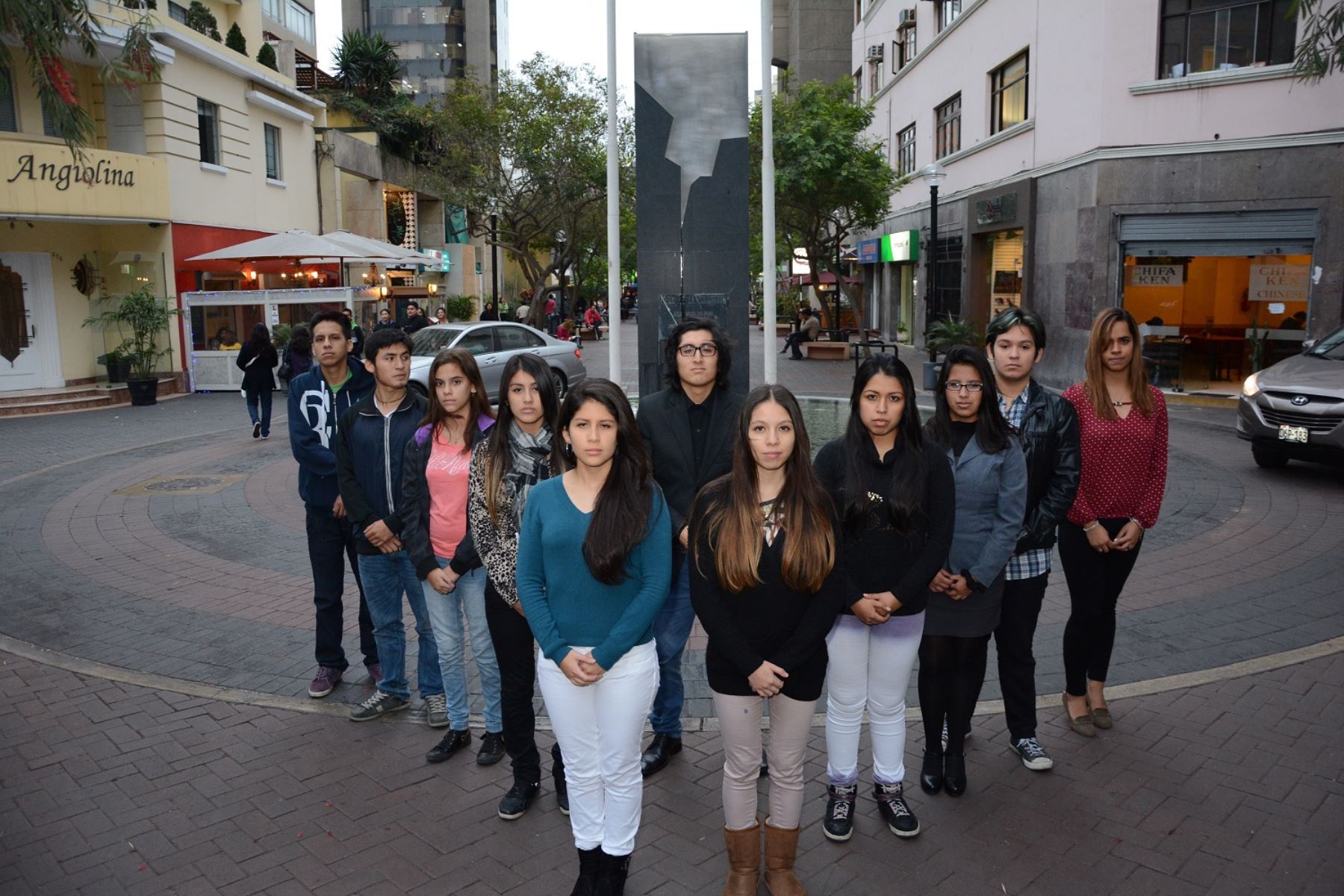 Integrantes del programa Academia de Ciudadanos Líderes (ACL), de la Gerencia de Desarrollo Humano del Municipio de Miraflores, quienes realizaron documental sobre atentado terrorista en calle Tarata, ocurrido hace 22 años.