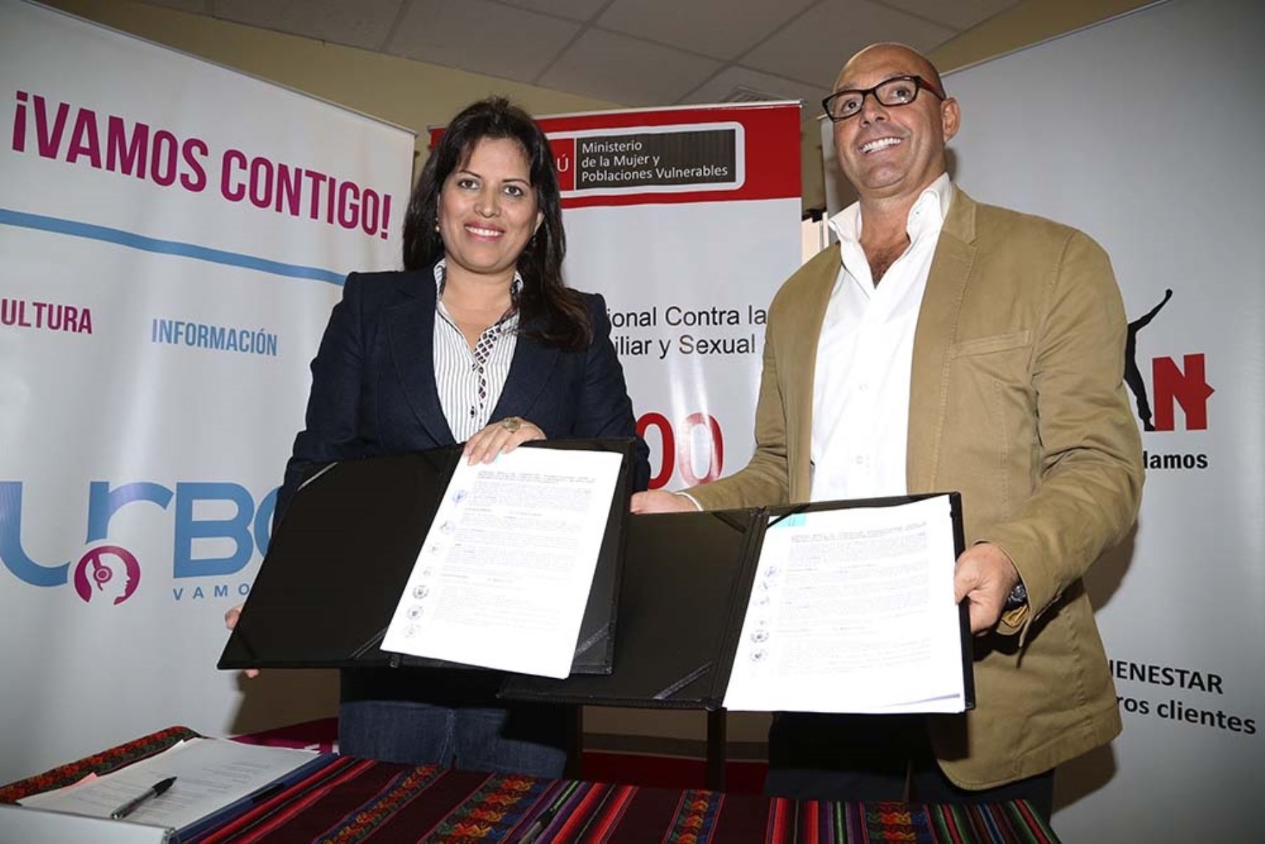 Ministra de la Mujer Carmen Omonte firma convenio con empresa Liderman para mejorar servicio Chat 100.
