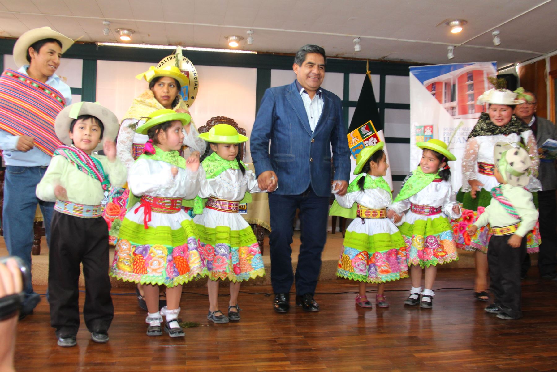 Alcalde de Huancayo, Dimas Aliaga, presenta actividades del Santiago Wanka 2014.
