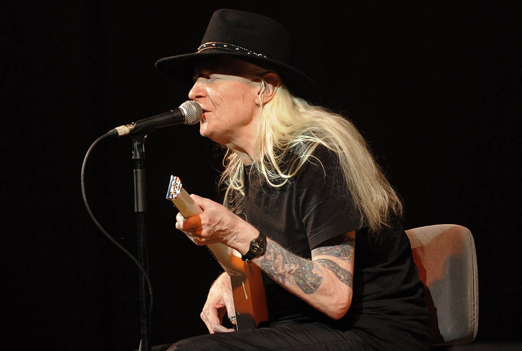 John blue. Джонни Винтер. Johnny Winter Austin Texas. Johnny Winter i'm a Bluesman. Johnny Winter Guitar Slinger.