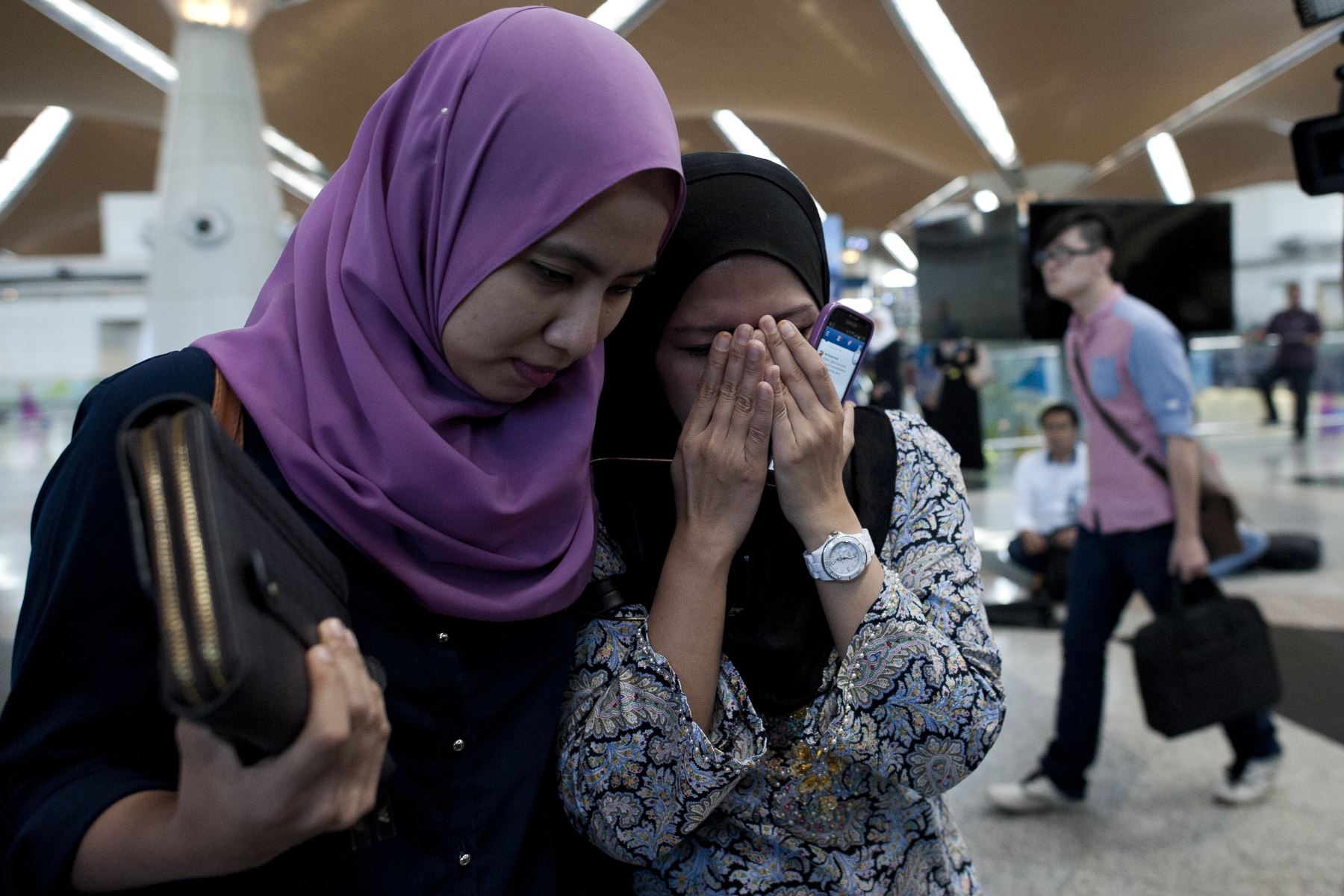 Familiares del vuelo MH17 a las afueras del aeropuerto internacional de Malasia. AFP