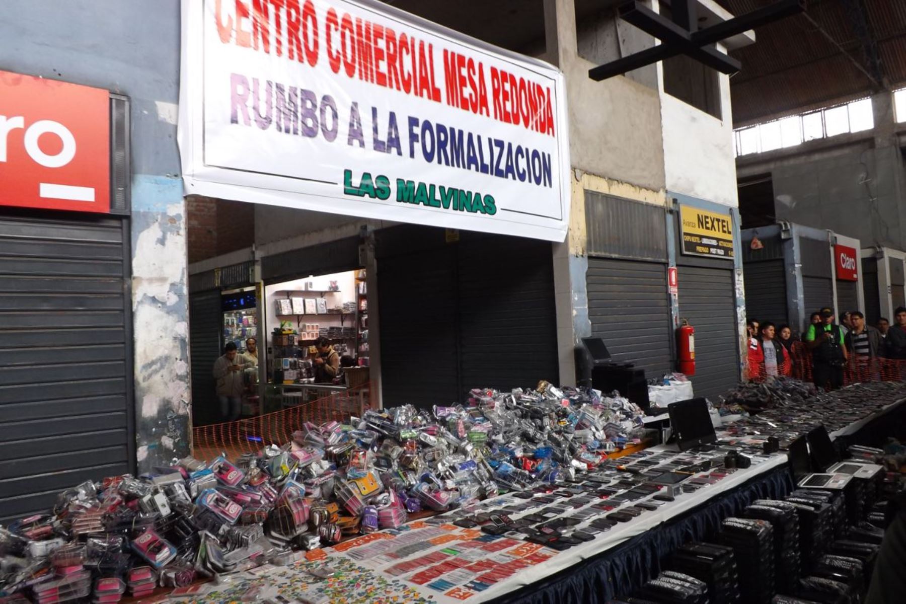 Campo Ferial Mesa Redonda en zona comercial de Las Malvinas, en Lima Cercado.