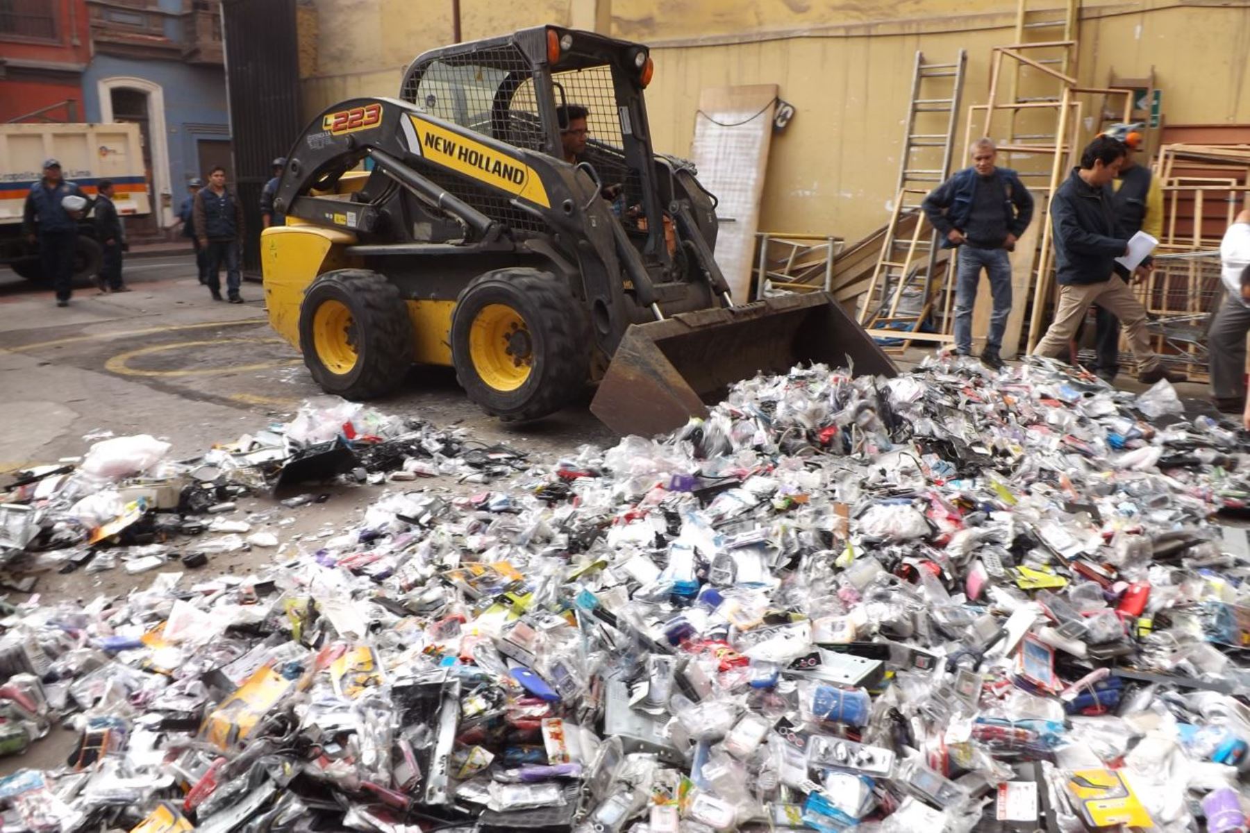 Destrucción de productos de dudosa procedencia entregados por comerciantes del campo ferial Mesa Redonda al Municipio de Lima.