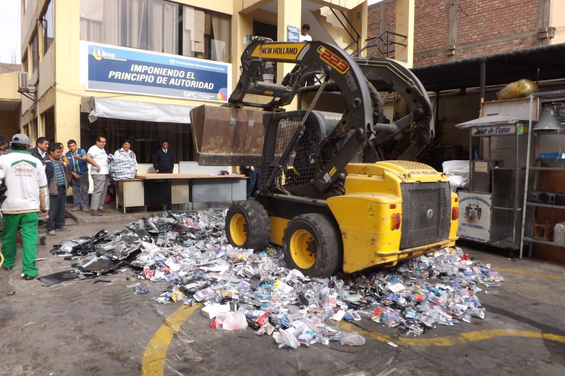 Destrucción de productos de dudosa procedencia entregados por comerciantes del campo ferial Mesa Redonda al Municipio de Lima.