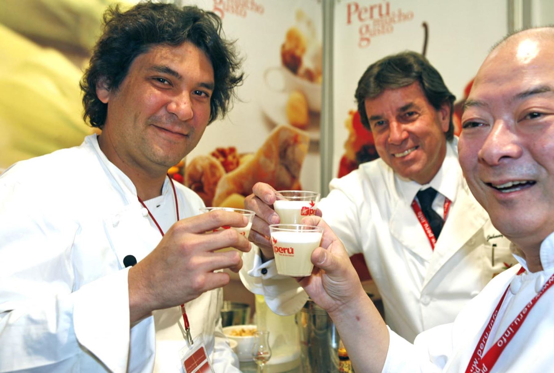 Renowned Peruvian chef Gaston Acurio (left)