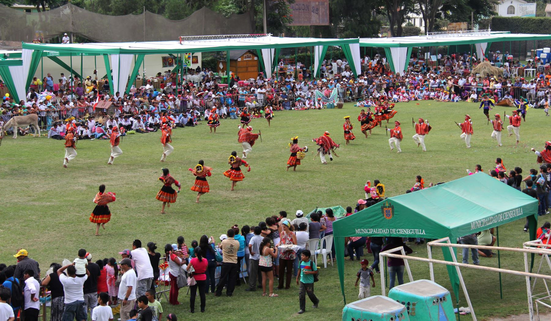 Concurso de pasacalles en el estadio municipal de Cieneguilla por Fiestas Patrias.