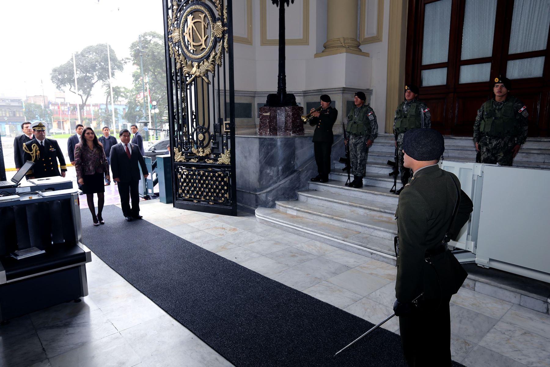 Primeros honores rinde la escolta militar a la nueva presidenta del Congreso de la República, Ana Maria Solórzano Flores, a su llegada esta mañana al Palacio Legislativo. Difusión