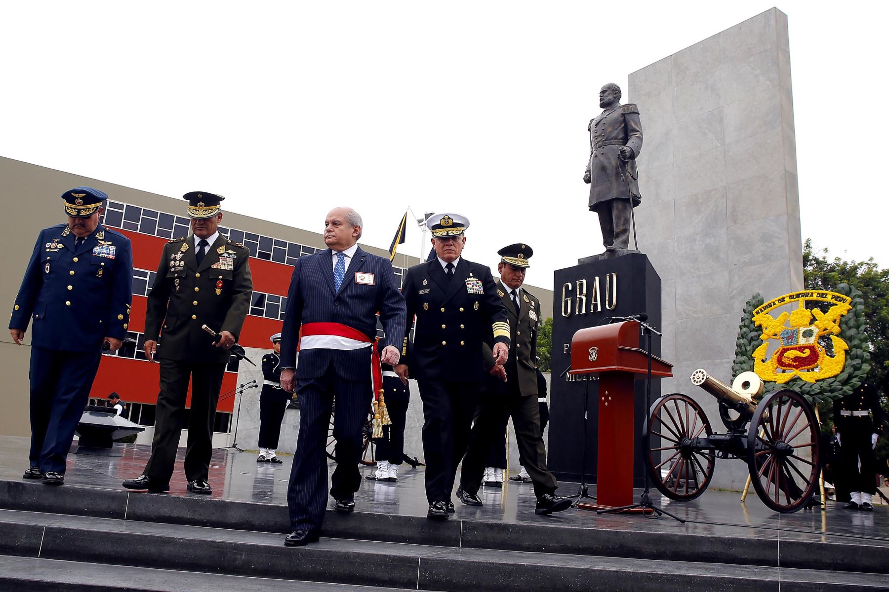 Peru’s minister attends ceremony marking birthday of Miguel Grau. Photo: ANDINA/MINDEF