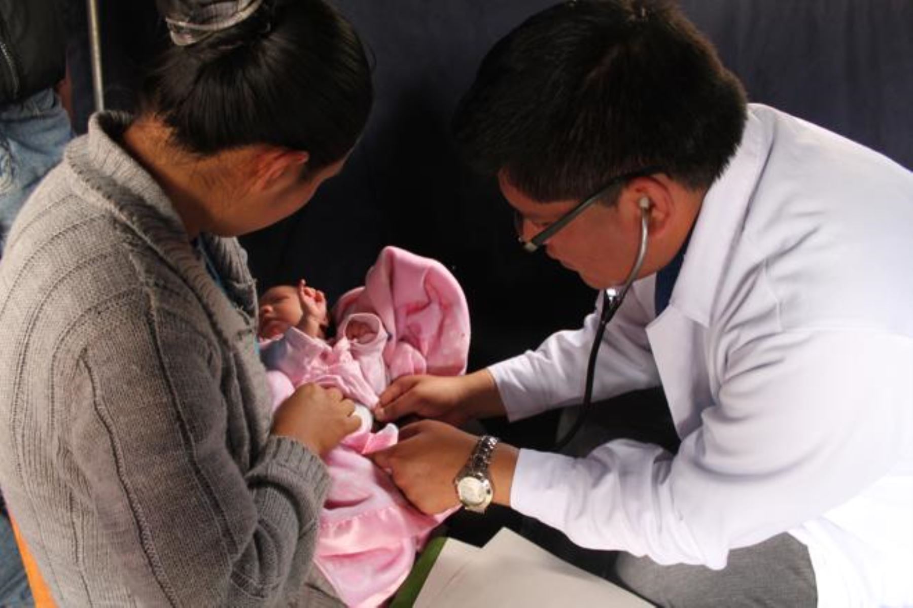Atención a bebé con infección respiratoria aguda. Foto:ANDINA/Difusión