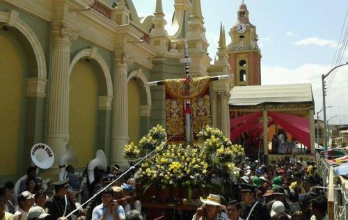 La Cruz de Chalpón o Cruz de Motupe es un símbolo de la religiosidad popular con una larga tradición de 150 años que ha trascendido el ámbito de la región Lambayeque y cada vez más concita, a inicios del mes de agosto, la presencia de visitantes de todo el Perú y del extranjero atraídos por esta singular manifestación de fe y cultura regional. ANDINA/archivo