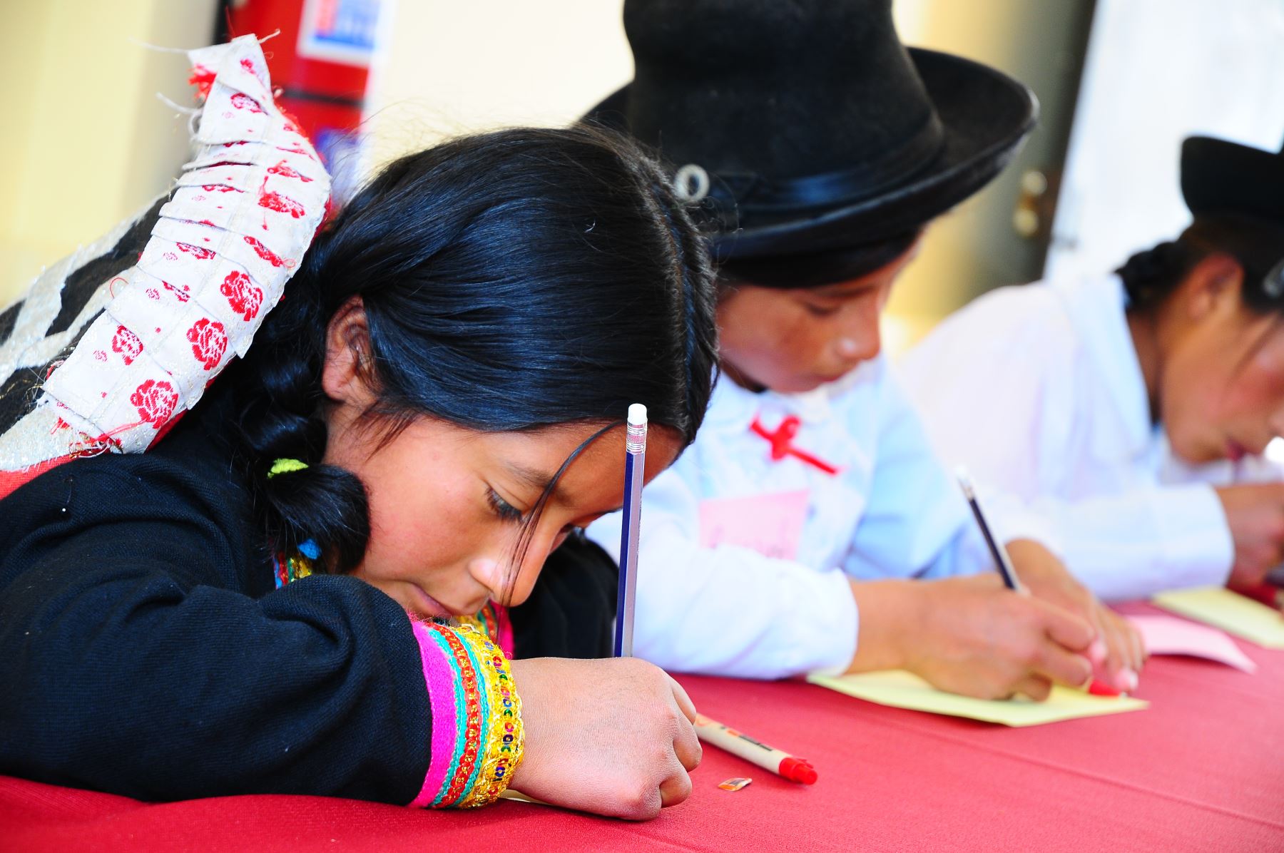 En el Perú existen más de un millón de estudiantes que reciben una educación intercultural y bilingüe en las 27,054 instituciones educativas EIB repartidas en casi todo el territorio nacional, a excepción de Callao y Tumbes, destacó la defensoría. ANDINA/Difusión