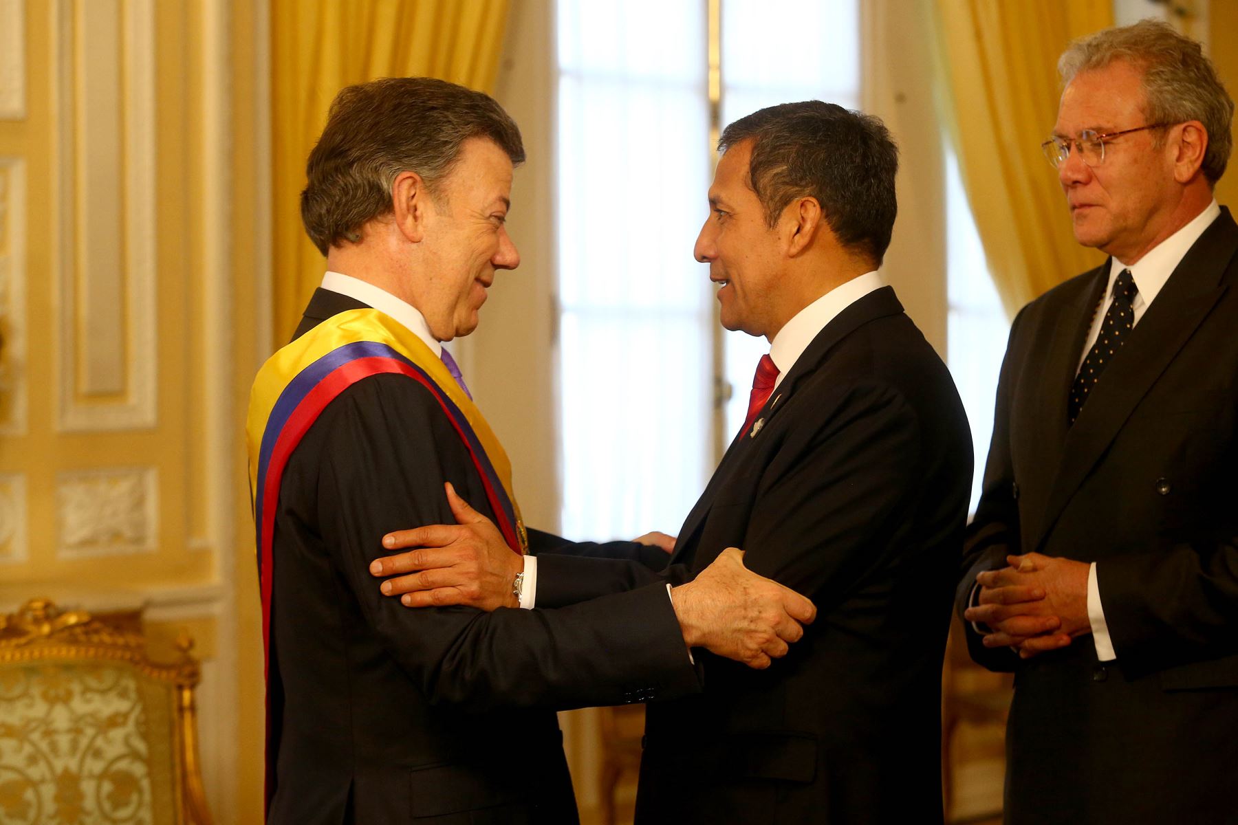 Saludo protocolar del presidente Ollanta Humala al mandatario colombiano Juan Manuel Santos en la Casa de Nariño.Foto: ANDINA/Prensa Presidencia