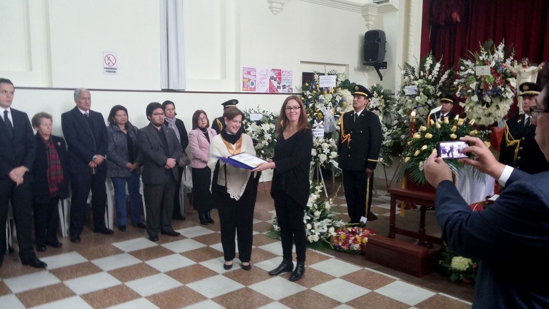 Alcaldesa de Lima entrega Medalla de la Ciudad a hija de Henry Pease.