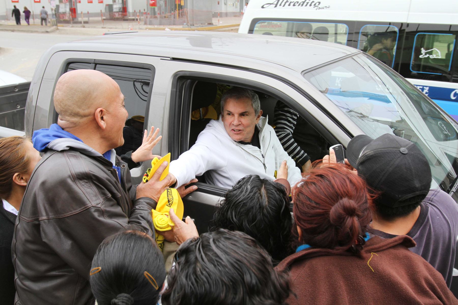 Castañeda Lossio Visitó Villa María Del Triunfo Como Parte De Su Campaña Noticias Agencia 5146