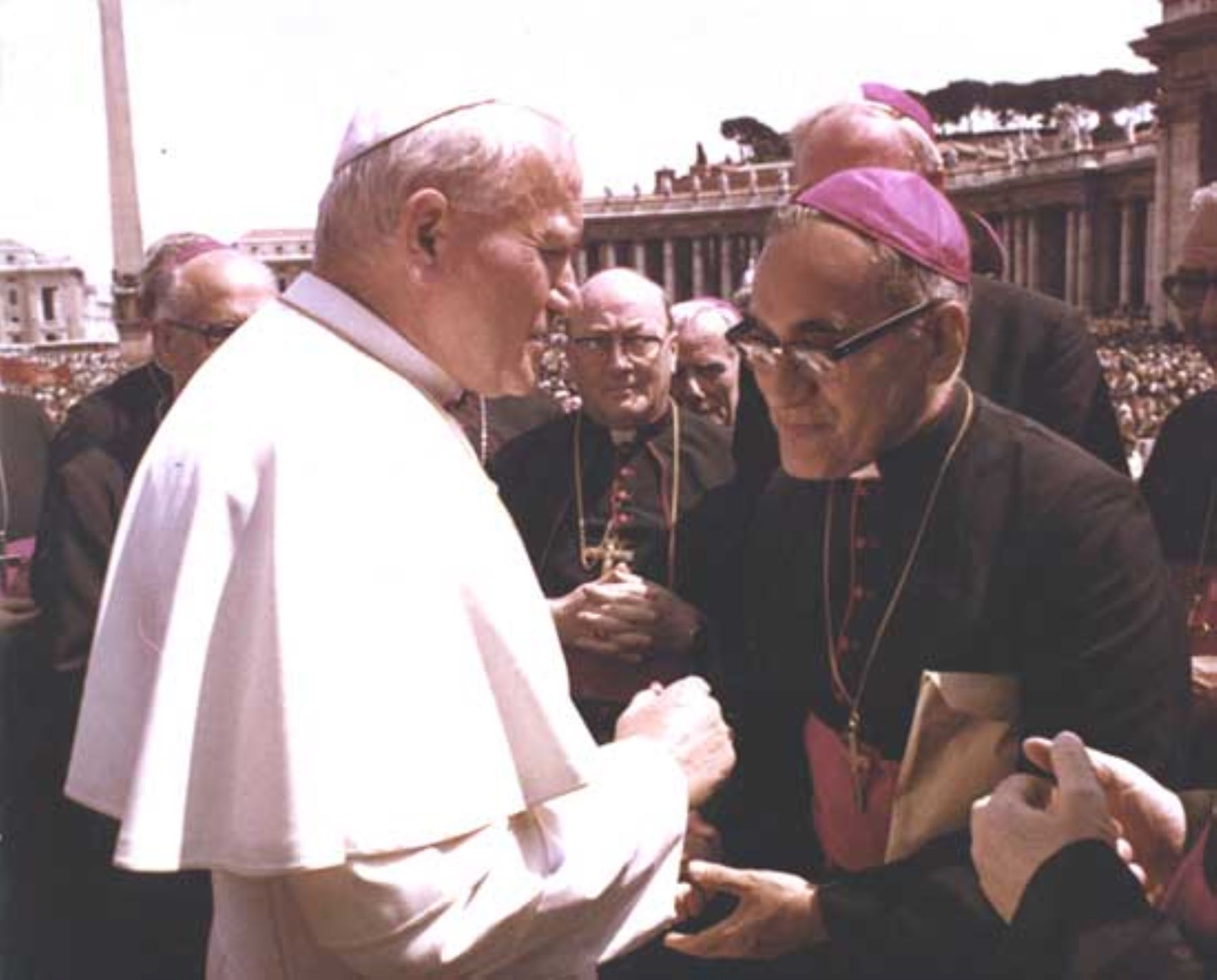 Arzobismo Arnulfo Romero con el desaparecido papa Juan Pablo Segundo. INTERNET/Medios